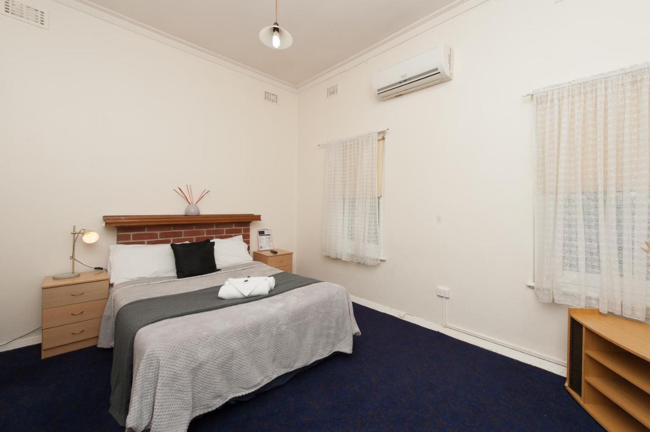 Riverina Hotel ホルブルーク エクステリア 写真