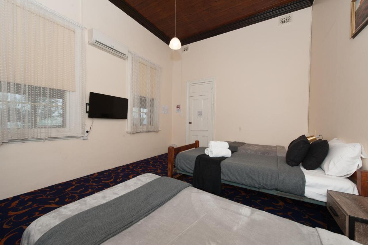Riverina Hotel ホルブルーク エクステリア 写真